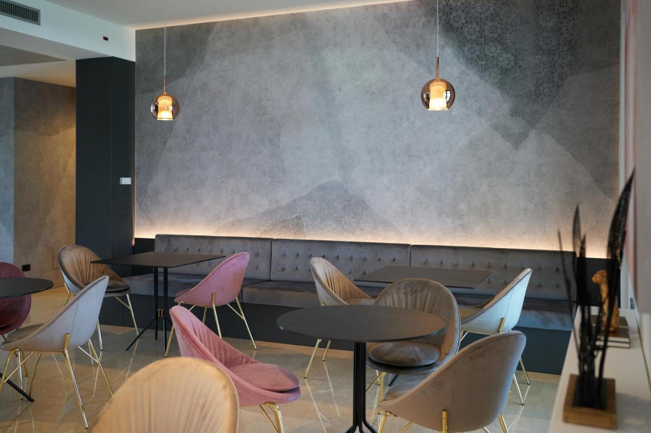 Hotel Omnia โนเวนตา ดิ ปิอาเว ภายนอก รูปภาพ