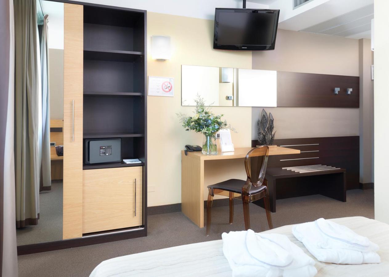 Hotel Omnia โนเวนตา ดิ ปิอาเว ภายนอก รูปภาพ