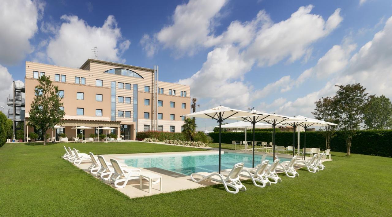 Hotel Omnia โนเวนตา ดิ ปิอาเว ภายนอก รูปภาพ