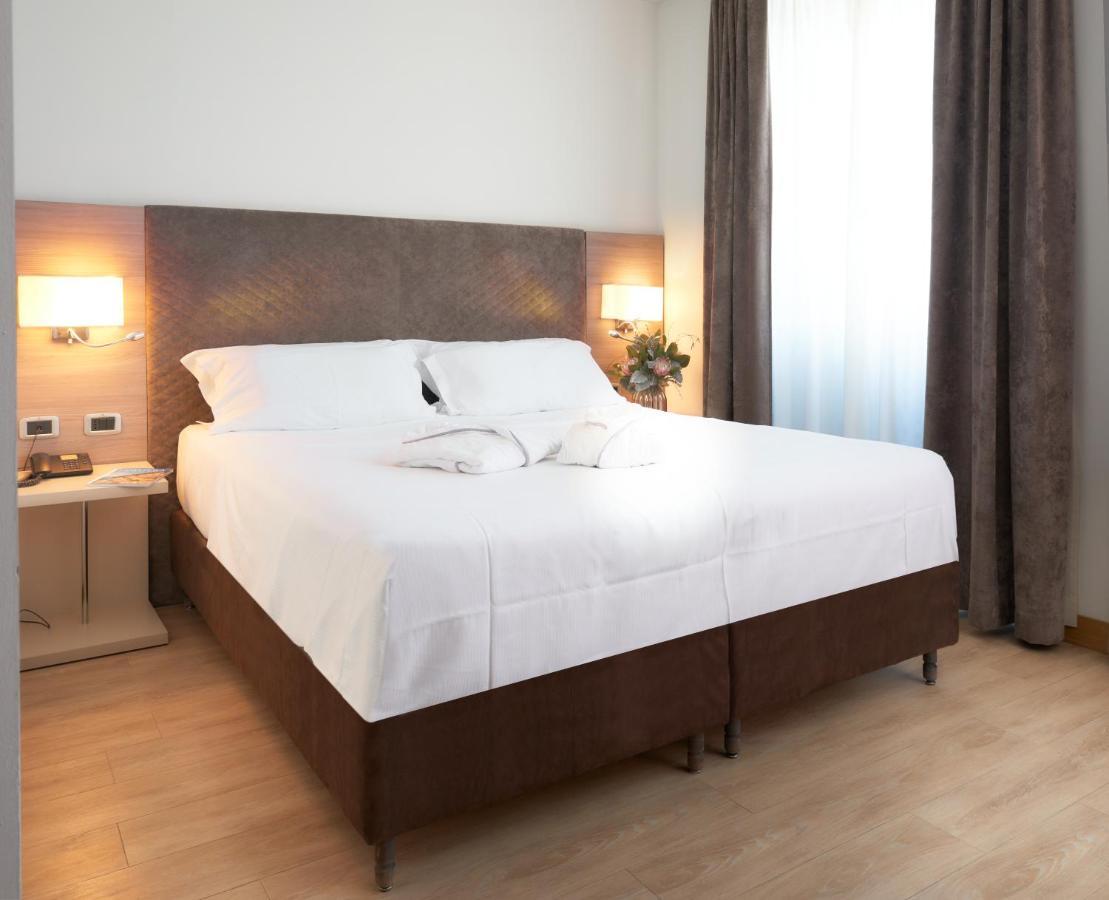 Hotel Omnia โนเวนตา ดิ ปิอาเว ภายนอก รูปภาพ