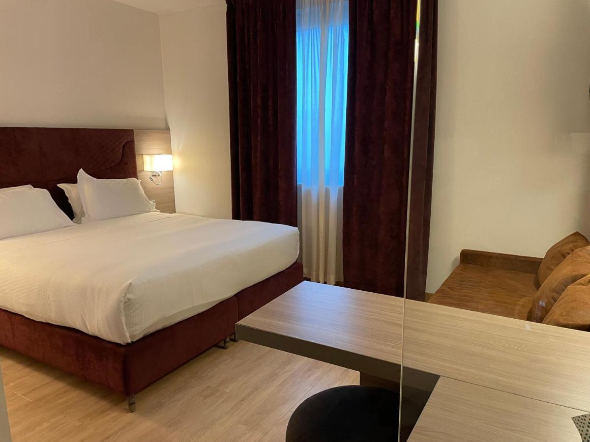 Hotel Omnia โนเวนตา ดิ ปิอาเว ภายนอก รูปภาพ
