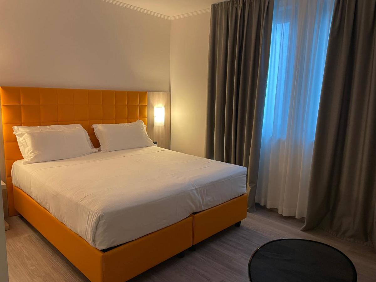 Hotel Omnia โนเวนตา ดิ ปิอาเว ภายนอก รูปภาพ
