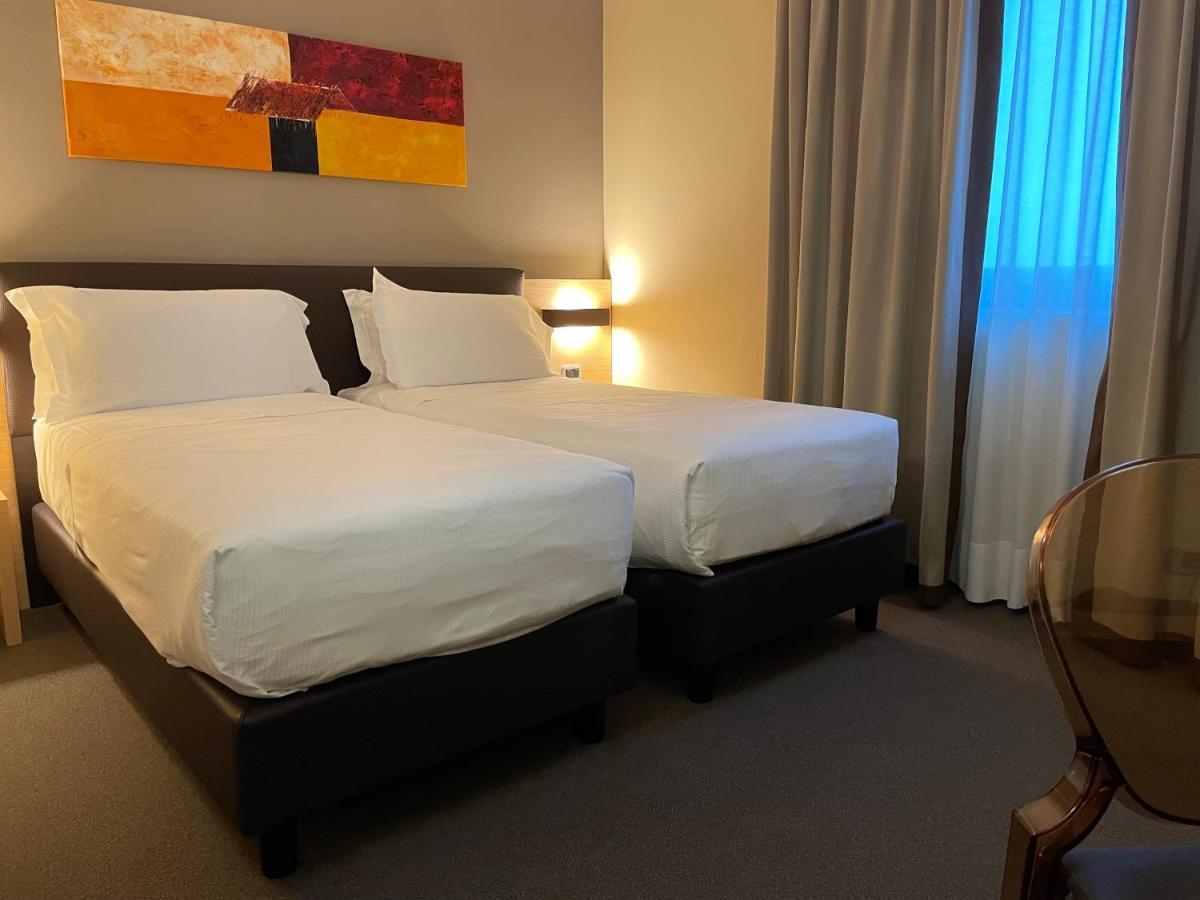 Hotel Omnia โนเวนตา ดิ ปิอาเว ภายนอก รูปภาพ