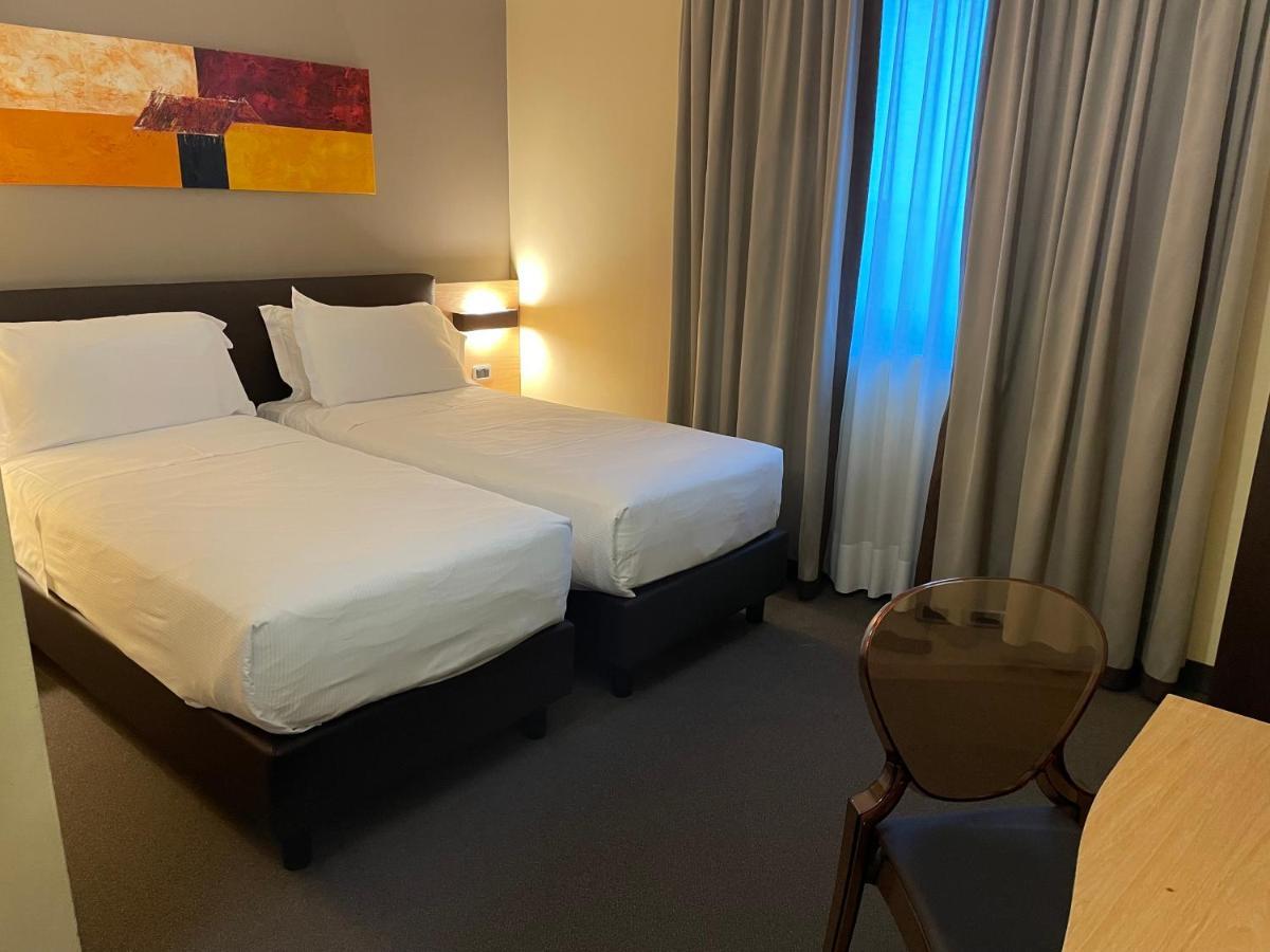 Hotel Omnia โนเวนตา ดิ ปิอาเว ภายนอก รูปภาพ