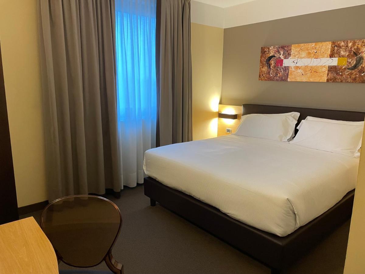 Hotel Omnia โนเวนตา ดิ ปิอาเว ภายนอก รูปภาพ